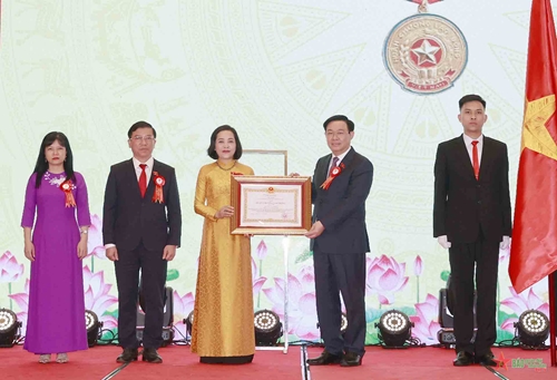 Chủ tịch Quốc hội Vương Đình Huệ trao Huân chương Lao động hạng Nhì tặng Ban Công tác đại biểu